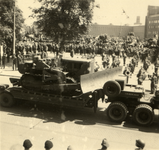 600835 Afbeelding van een legervoertuig (truck en dieplader met bulldozer) tijdens de Memorial D-Day Parade van de 3rd ...